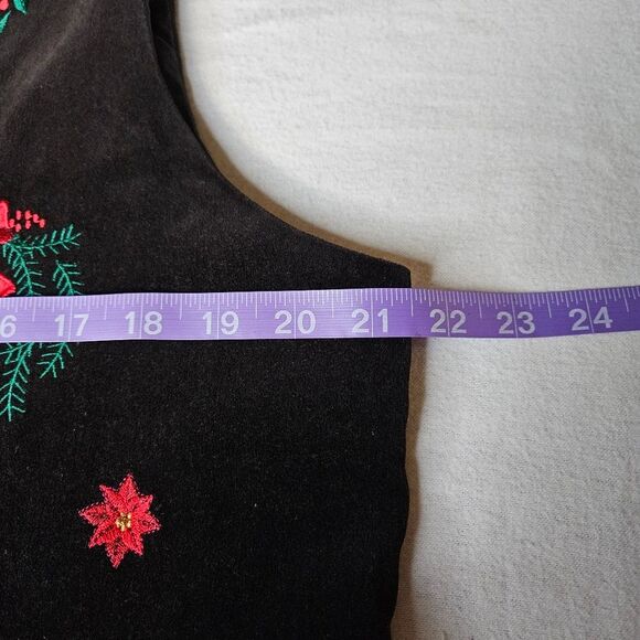 Karen Scott Vintage Black Velvet Button Front Embroidered Wreaths Christmas Vest - Picture 6 of 7